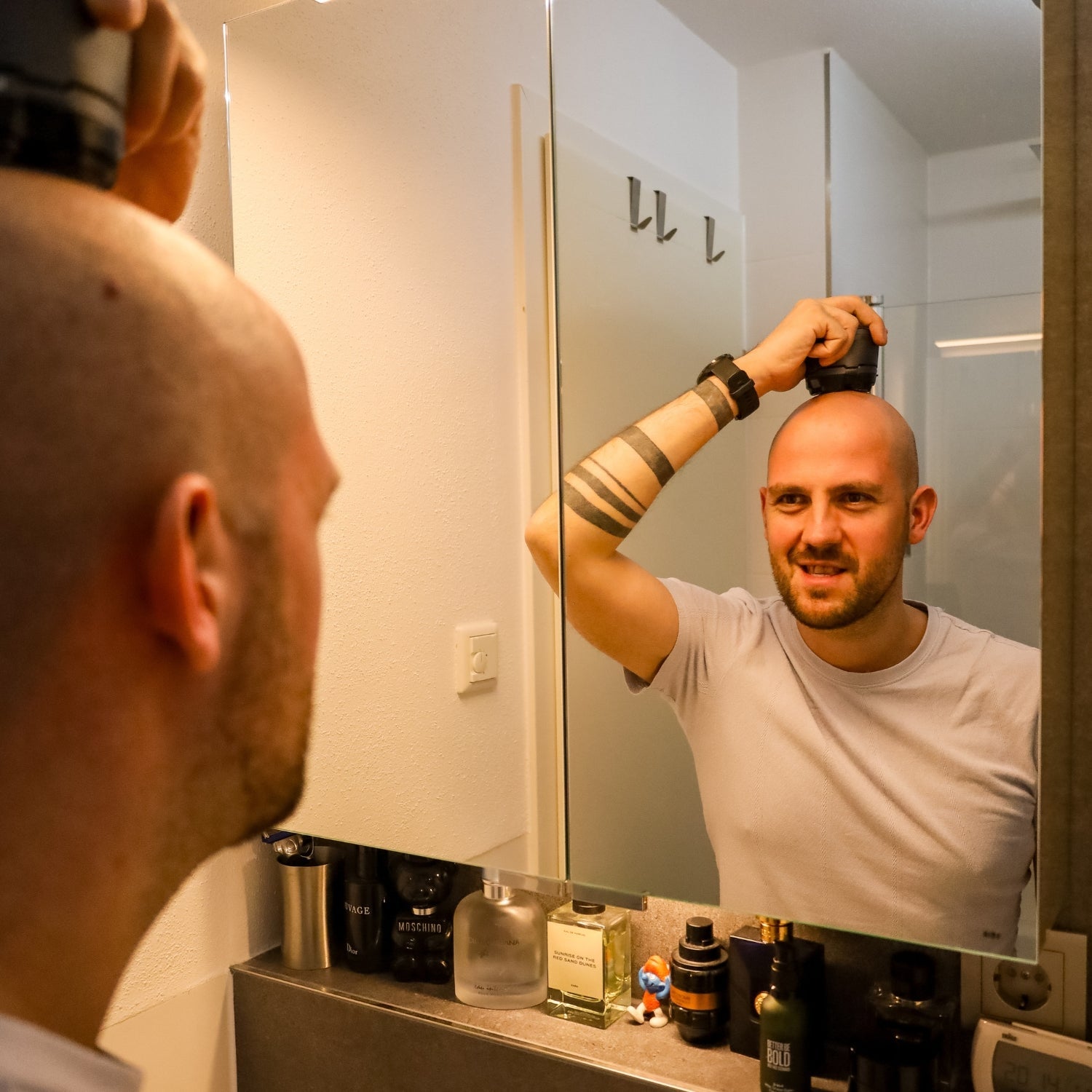 (30% di sconto) Tagliacapelli FK-8750 senza fili 6D per testa calva – Rasoio rotante da uomo impermeabile con lama magnetica ricaricabile e display LCD.