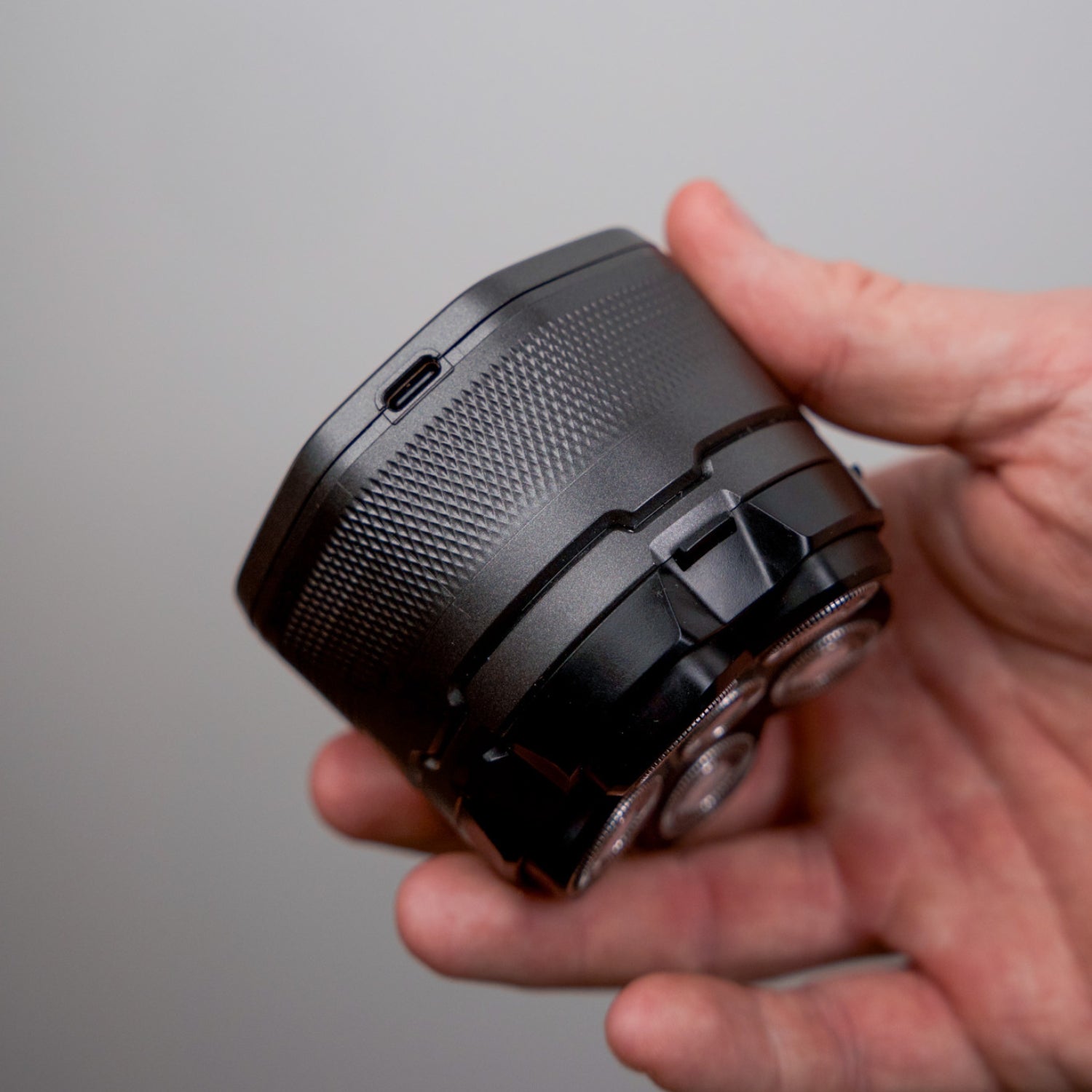 (30% di sconto) Tagliacapelli FK-8750 senza fili 6D per testa calva – Rasoio rotante da uomo impermeabile con lama magnetica ricaricabile e display LCD.