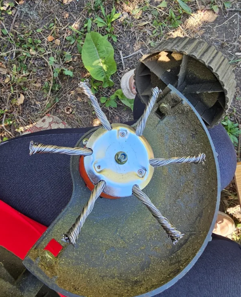 (30% di sconto) La testina del tagliaerba ha 6 bordi in acciaio inossidabile.